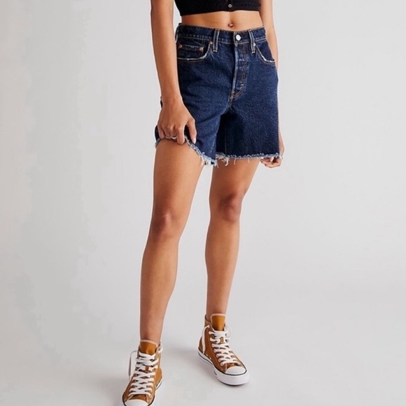 NWT Levi’s 501 High Rise Mid Thigh Shorts in Salsa Center Dark Wash - Picture 2 of 8